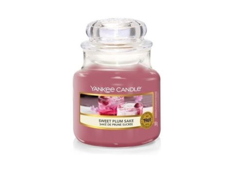 neuveden: YANKEE CANDLE Sweet Plum Sake svíčka 104g