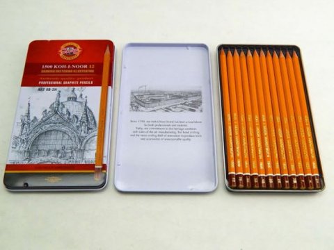neuveden: Koh-i-noor tužka grafitová umělecká 8B–2H souprava 12 ks v plechové krabičc neuveden: Koh-i-noor tužka grafitová umělecká 8B–2H souprava 12 ks v plechové krabičc