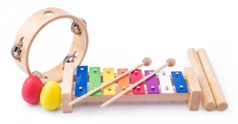 neuveden: Muzikální set ( xylofon, tamburína, dřívka, 2 maracas vajíčka )