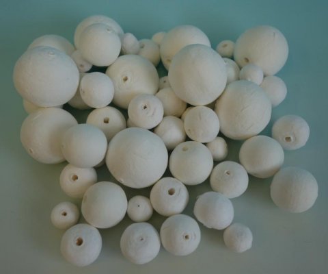 neuveden: Kuličky z buničiny s dírkou - mix velikostí 12-30 mm (50 ks) neuveden: Kuličky z buničiny s dírkou - mix velikostí 12-30 mm (50 ks)