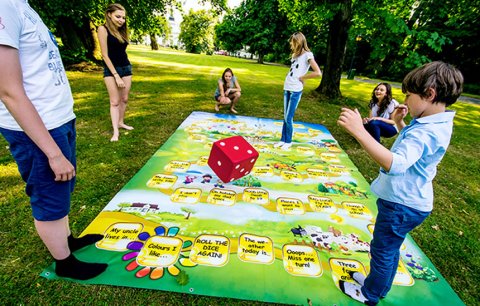 neuveden: Jump and Talk: Outdoor Game
