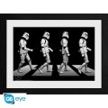 neuveden: Star Wars Zarámovaný plakát - Stormtrooper Crossing