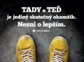 Chinmoy Sri: Plechová cedulka - Tady a teď je jediný skutečný okamžik. Nesni o lepším